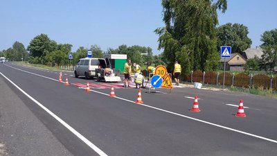 На 26 кілометрах відновленої дороги на Світязь наносять нову розмітку На 26 кілометрах відновленої дороги на Світязь наносять нову розмітку