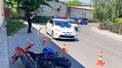 У Чернівцях водій мотоцикла в’їхав у бетонну стіну будинку. Чоловік помер у лікарні У Чернівцях водій мотоцикла в’їхав у бетонну стіну будинку. Чоловік помер у лікарні