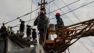 Електрики працюють над відновленням мережі