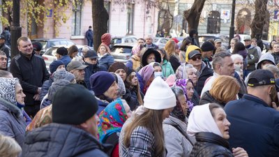 У Чернівцях на акцію проти вакцинації прийшли понад 100 людей. Вони пікетують ОДА У Чернівцях на акцію проти вакцинації прийшли понад 100 людей. Вони пікетують ОДА