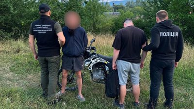 Двох закарпатців та львів'янина підозрюють в організації переправлення чоловіка