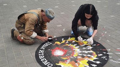 Щоб люди не забували. У Миколаєві художник створює малюнки на місцях російських обстрілів Щоб люди не забували. У Миколаєві художник створює малюнки на місцях російських обстрілів
