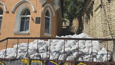 Роботи з демонтажу частини історичної будівлі у Києві зупинені Роботи з демонтажу частини історичної будівлі у Києві зупинені