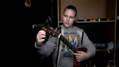 Програмою "ДНК" гурт рівнян-підлітків "Батя розслабся" шанує українських класиків і збирає гроші для ЗСУ Програмою "ДНК" гурт рівнян-підлітків "Батя розслабся" шанує українських класиків і збирає гроші для ЗСУ