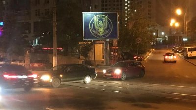 Біля російських консульств в Україні розмістили білборди з гербом української контррозвідки Біля російських консульств в Україні розмістили білборди з гербом української контррозвідки