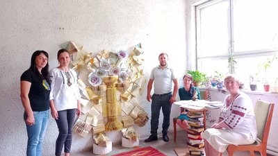 У селі на Закарпатті з книг російською мовою створили панно