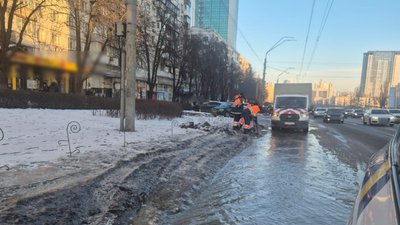 Затоплена дорога через прорив труби у Києві