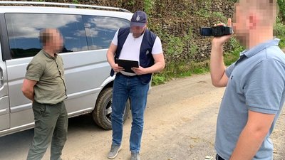 На Закарпатті лісничого взяли під варту. Підозрюють в одержанні неправомірної вигоди за відпуск необлікованої деревини
