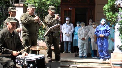 Подякувати медикам: духовий оркестр влаштував тур лікарнями Франківська