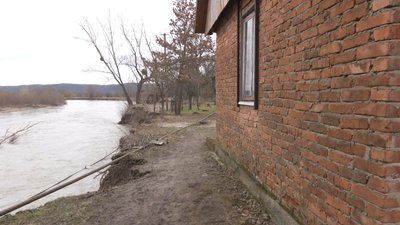 Вода підходить до будинків