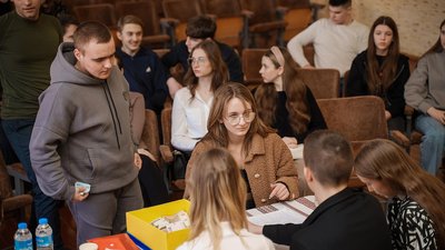 Здавали макулатуру та кришечки: вінницькі школярі зібрали гроші для оборонців Здавали макулатуру та кришечки: вінницькі школярі зібрали гроші для оборонців