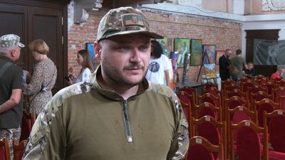 Боєць 77 батальйону Михайло Вовк на аукціоні "Артефакти мужності" Боєць 77 батальйону Михайло Вовк на аукціоні "Артефакти мужності"