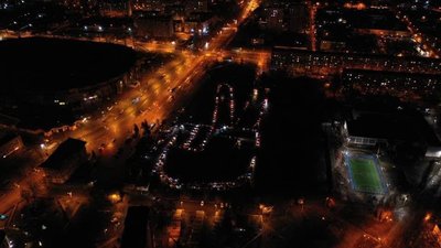 Харків’яни збирають з машин фігуру Victory, щоб вшанувати Кернеса Харків’яни збирають з машин фігуру Victory, щоб вшанувати Кернеса