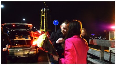 У Запоріжжі на нещодавно відкритому вантовому мосту хлопець освідчився своїй коханій