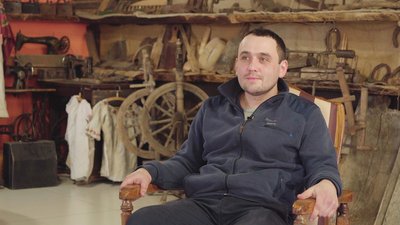 Максим Булах — директор музею етнографії Слобожанщини. Музей створила група людей, для яких пошук артефактів також став хобі, фото: Суспільне Максим Булах — директор музею етнографії Слобожанщини. Музей створила група людей, для яких пошук артефактів також став хобі, фото: Суспільне