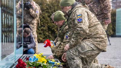У Дніпрі вшанували загиблих під Дебальцевим захисників. Фото У Дніпрі вшанували загиблих під Дебальцевим захисників. Фото