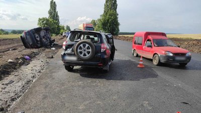 Виїхав на зустрічну смугу: в аварії під Харковом травмувалися троє, один з них помер у лікарні Виїхав на зустрічну смугу: в аварії під Харковом травмувалися троє, один з них помер у лікарні