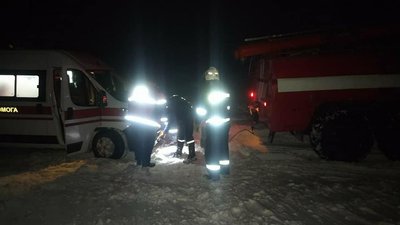 На Волині за ніч рятувальники дістали зі снігових заметів автобус і "швидку" На Волині за ніч рятувальники дістали зі снігових заметів автобус і "швидку"