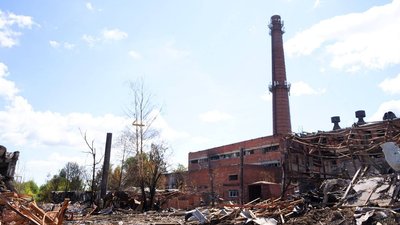 На оптико-механічному заводі у Московській області тривають пошукові роботи. Влада заявляє про 12 безвісти зниклих