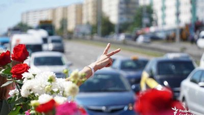 Жителі Мінська принесли квіти до місця, де загинув протестувальник. Їх розігнав ОМОН Жителі Мінська принесли квіти до місця, де загинув протестувальник. Їх розігнав ОМОН