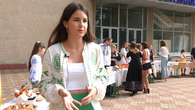 В Івано-Франківську на ярмарку збирали гроші для студентів Прикарпатського університету, які воюють у ЗСУ В Івано-Франківську на ярмарку збирали гроші для студентів Прикарпатського університету, які воюють у ЗСУ