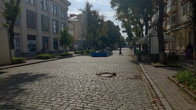 Біля театру імені Гоголя у Полтаві відкрили зону відпочинку Біля театру імені Гоголя у Полтаві відкрили зону відпочинку