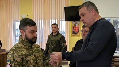 Два військових з Хмельниччини отримали нагрудний знак "Золотий хрест" Два військових з Хмельниччини отримали нагрудний знак "Золотий хрест"