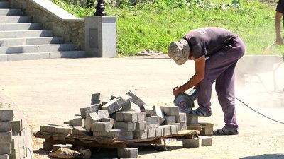 У Житомирі на реконструйованій набережній переукладають плитку У Житомирі на реконструйованій набережній переукладають плитку