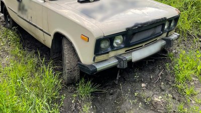 На Харківщині 18-річний викрав "жигулі", але застряв у багнюці і кинув машину на виїзді з міста