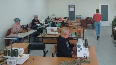 Вільнянські волонтери шиють амуніцію для захисників та надають гуманітарну допомогу