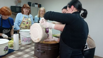 Мешканці одного з ОСББ Дніпра готують домашні страви для переселенців та бійців