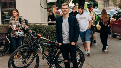 Чернівчан, які зранку їхали містом на велосипеді пригощали безплатною кавою Чернівчан, які зранку їхали містом на велосипеді пригощали безплатною кавою