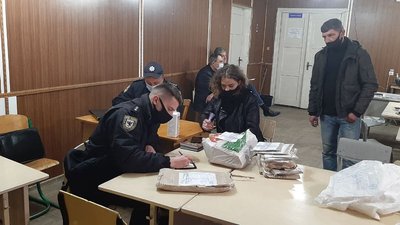 На Прикарпатті ще на одній ДВК округу 87 недорахувалися голосів. Її членів заберуть у відділок На Прикарпатті ще на одній ДВК округу 87 недорахувалися голосів. Її членів заберуть у відділок