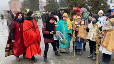 На Тернопільщині провели фестиваль колядників "Різдвяний промінь перемоги" На Тернопільщині провели фестиваль колядників "Різдвяний промінь перемоги"