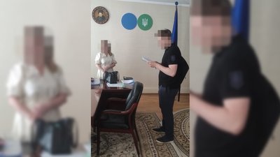 Співробітники ДБР проводять обшуки