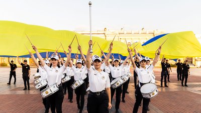 Шикування у формі Тризуба і 20-метровий прапор. Майбутні поліцейські влаштували патріотичну акцію у Кропивницькому