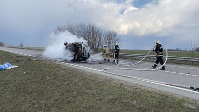 На Харківщині зайнявся автомобіль: троє людей врятувалися На Харківщині зайнявся автомобіль: троє людей врятувалися
