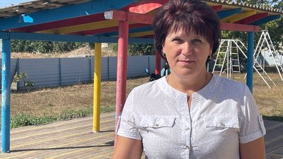 Вихователька Олена Гогілідзе має педагогічний стаж понад 10 років. За цей період попрацювала в двох дитячих садках, як офлайн, так і онлайн, також пережила бойові дії на території рідного села Білозірка на Миколаївщині.