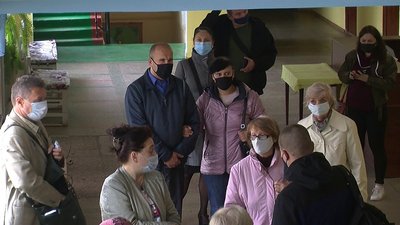 Подружжя Кішоварів стояли в черзі 25 хвилин Подружжя Кішоварів стояли в черзі 25 хвилин