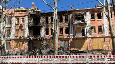 Попіл під ногами. У Миколаєві мешканці пошкодженого обстрілами будинку розчищають оселі