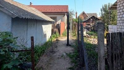 Жительці Бердичева вийти з будинку, у якому вона живе, заважає паркан сусідів Жительці Бердичева вийти з будинку, у якому вона живе, заважає паркан сусідів