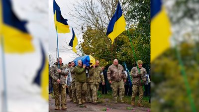 На Чернігівщині попрощалися з двома військовими ЗСУ, які загинули на Луганщині та Харківщині На Чернігівщині попрощалися з двома військовими ЗСУ, які загинули на Луганщині та Харківщині