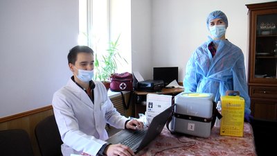 У Житомирі збільшили кількість мобільних бригад, які вакцинують від коронавірусу У Житомирі збільшили кількість мобільних бригад, які вакцинують від коронавірусу