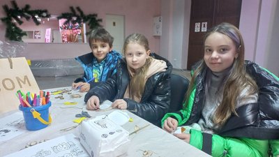 "Щоб вони скоріше перемагали": у Полтаві діти виготовляли новорічні іграшки для військових
