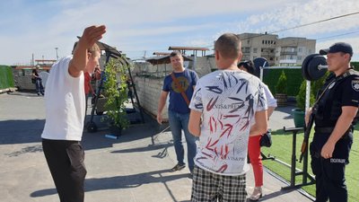 З даху кропивницької багатоповерхівки прибрали зону відпочинку З даху кропивницької багатоповерхівки прибрали зону відпочинку