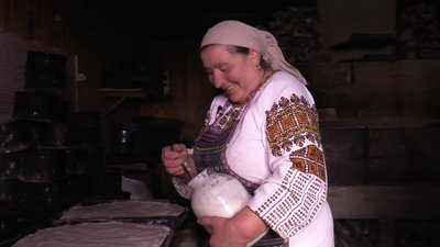 "Наше життя — хліб та молитва". Параска Романюк 26 років випікає традиційний гуцульський хліб "Наше життя — хліб та молитва". Параска Романюк 26 років випікає традиційний гуцульський хліб