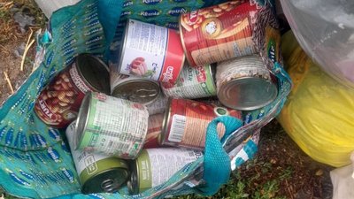 Продукти на смітнику в Дергачах