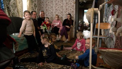 12 дітей у будинку на 50 квадратних метрів: як живе багатодітна родина на прикордонні Чернігівщини 12 дітей у будинку на 50 квадратних метрів: як живе багатодітна родина на прикордонні Чернігівщини
