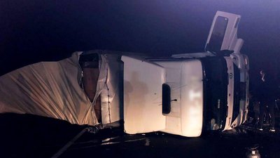 На Буковині автівка врізалася в перекинуту вантажівку, травмувались четверо людей