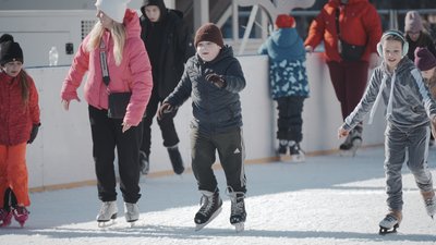 Харків'яни катаються на ковзанці